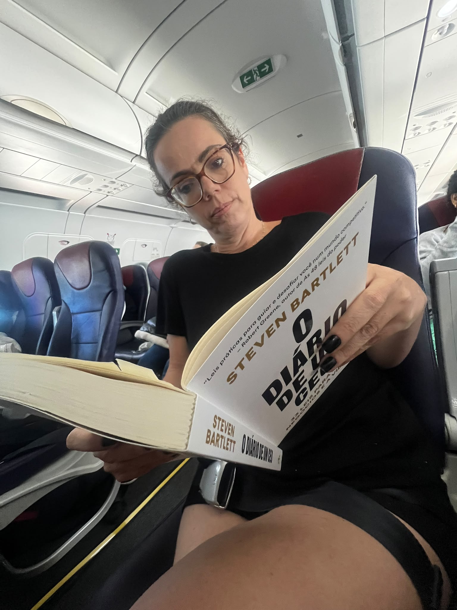Caroline Timm lendo durante uma viagem de avião
