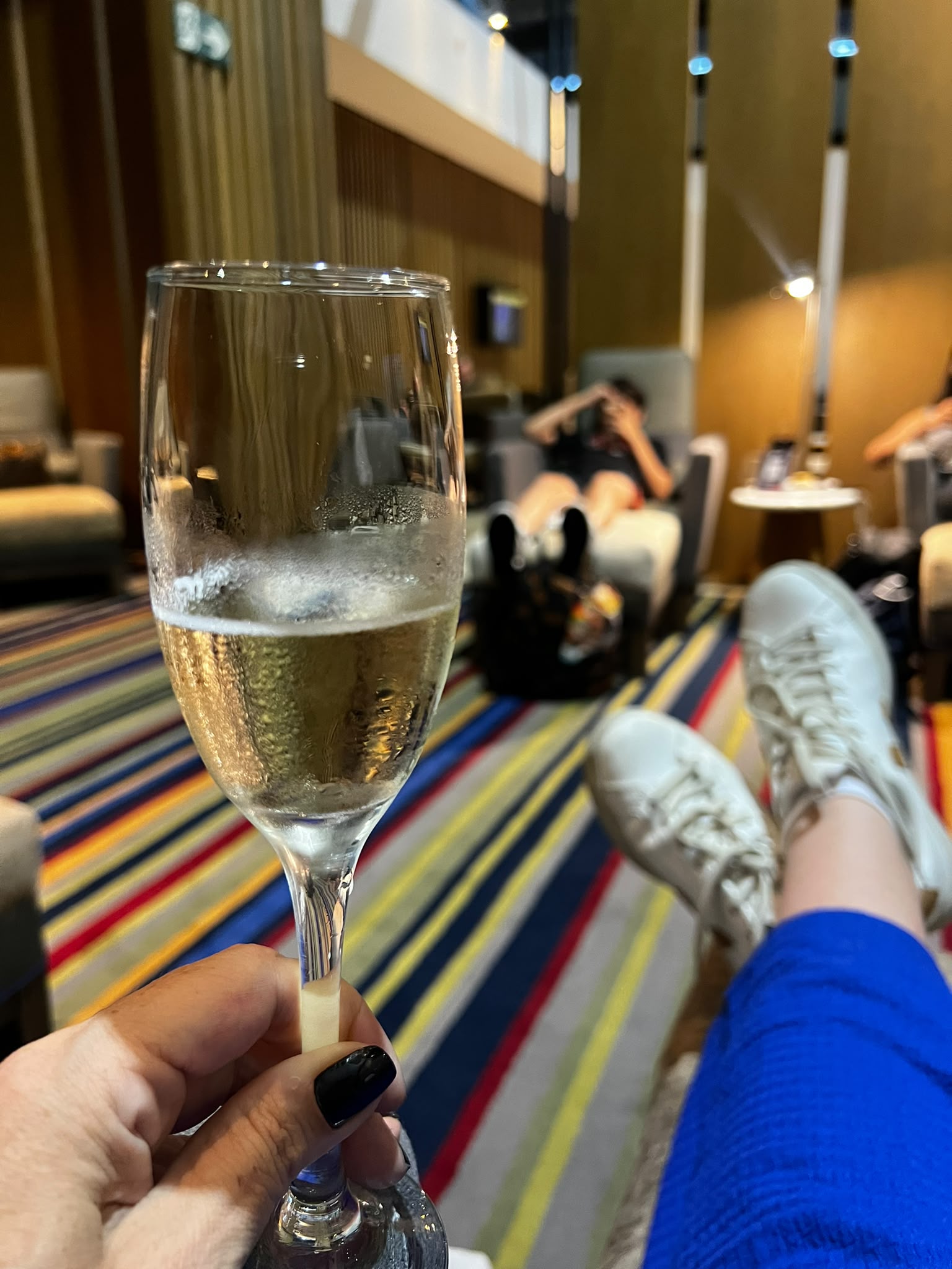 Momento de descanso em uma sala VIP durante uma viagem